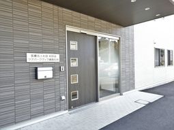 エントランスの明るい風景