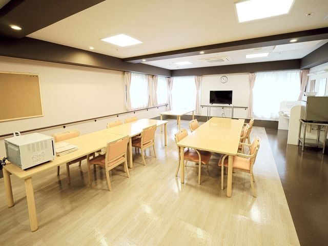 多目的に使用可能な部屋 食堂 広々とした明るい会議室風の空間で、テレビやホワイトボードが備えられています。安定した職場環境で充実した日々を送れることでしょう。