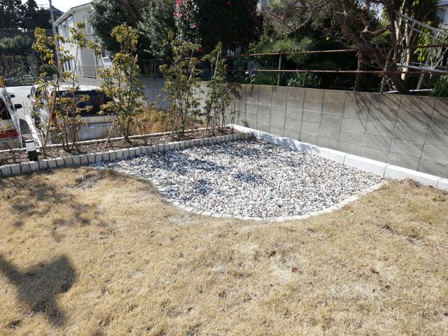 心地よい中庭 リハビリスペース 閑静な雰囲気の中庭は、日々の憩いの場としてご利用いただけます。自然光に溢れ、穏やかなひと時をお約束します。