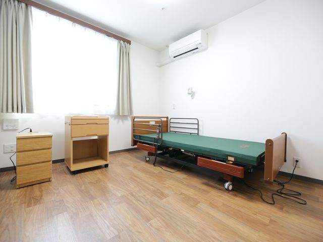 シンプルな居室 居室 木目調の家具が配置された広々とした部屋です。窓からは自然光が差し込み、快適な生活空間を提供しています。