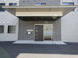 施設のエントランス前