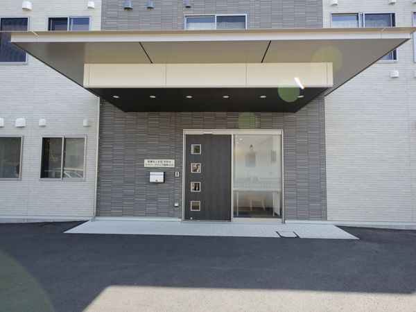 施設のエントランス前