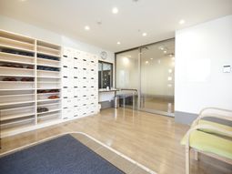 エントランスの靴箱とベンチ