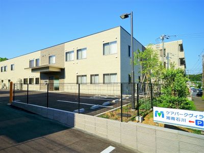 新築そうな外観の建物