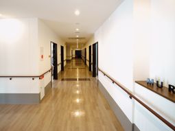 清潔感のある広い廊下