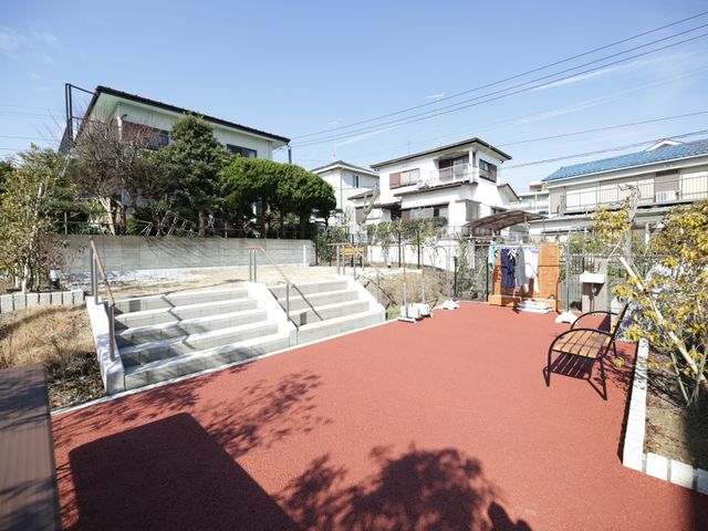 明るい中庭の風景 リハビリスペース 広々とした中庭は日当たりが良く、ベンチでのひとときを静かに楽しむことができる環境です。