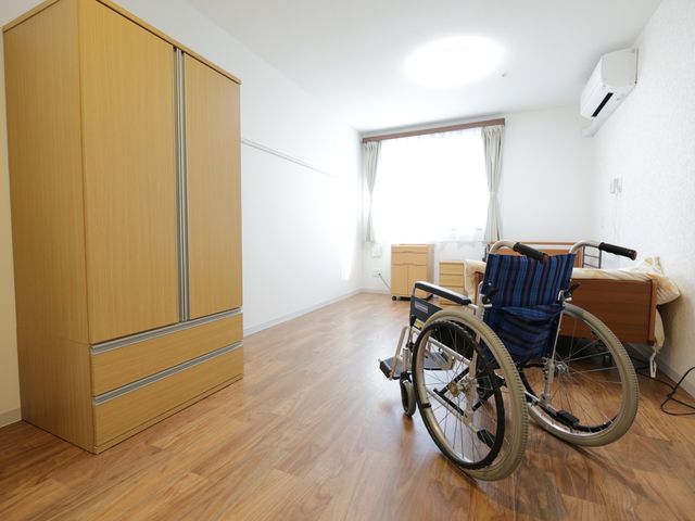 車いす付きの居室 居室 ゆとりある居室には清潔感溢れる造りがあり、快適な個人空間が確保されています。エアコン完備で一年を通して過ごしやすい環境です。