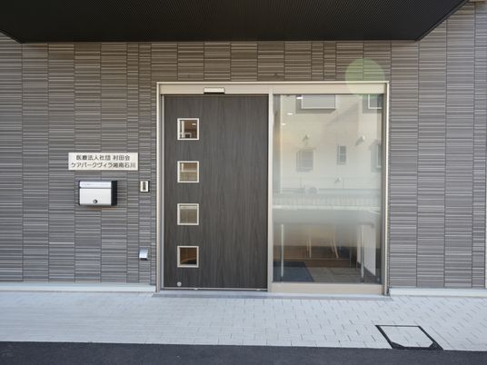 モダンな建物のエントランス
