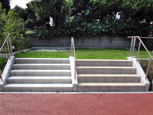 緑に囲まれた階段 階段 手すり付きの段差は安全な移動をサポートし、周囲の緑が心を和ませてくれる空間です。