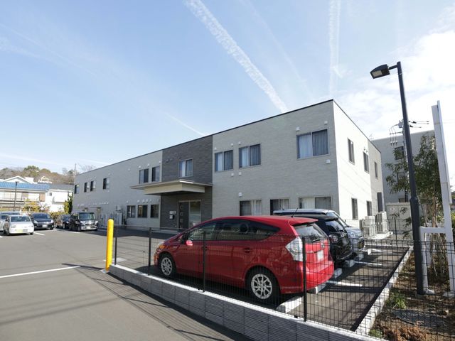明るい外観の建物 外観 清潔感あふれる建物の前には駐車スペースも完備され、来訪者の利便性が考慮されています。