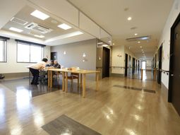 広々とした明るい廊下