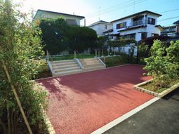 広々とした中庭の景色