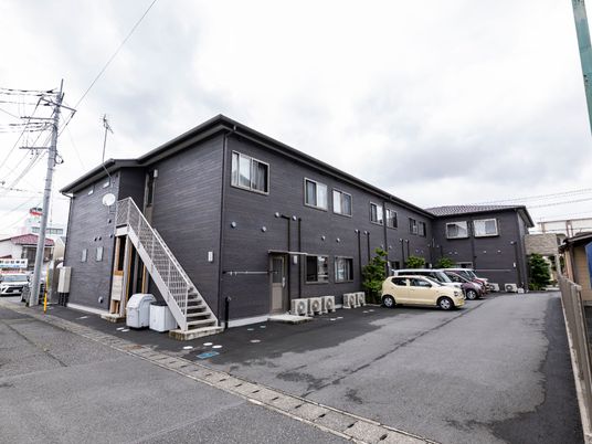 黒い外壁の建物外観