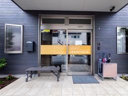 エントランスの明るい外観