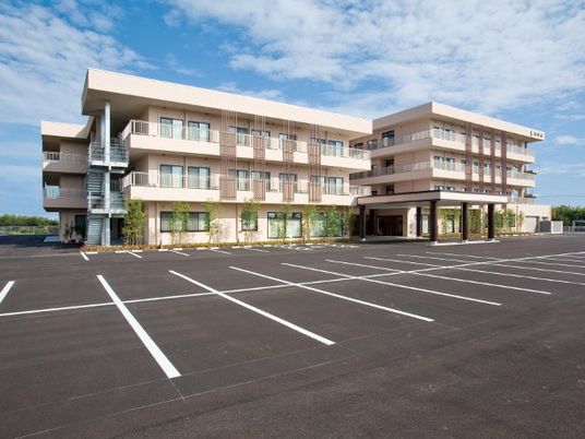 3階建ての外観  