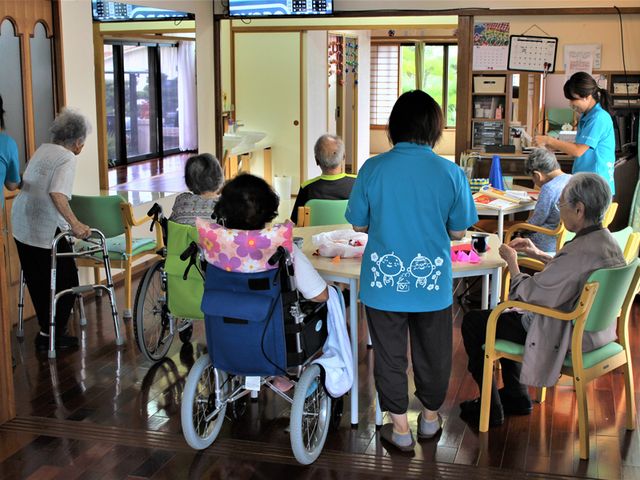 アクティビティが行われる部屋 ラウンジ   ゆったりとしたラウンジで、スタッフが利用者と楽しくアクティビティに取り組んでいます。