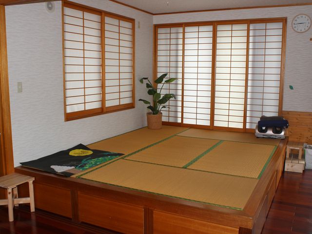 明るい和室 和室 畳の間の自然光が心地良い空間です。和風の落ち着いた雰囲気で、寛ぎながら過ごせます。