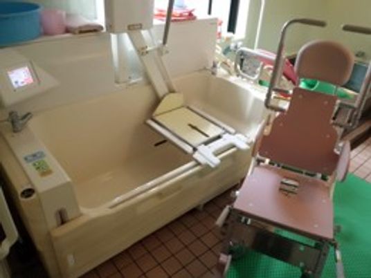 浴室の介助用浴槽  