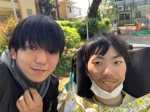 屋外での笑顔の人々