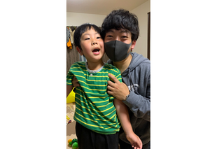 笑顔を交わす人々