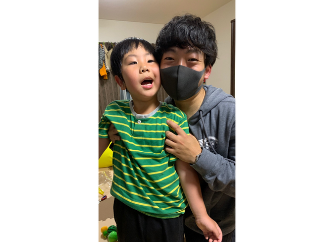笑顔を交わす人々 温かな雰囲気が伝わる空間です。スタッフと利用者様の優しさが感じられる瞬間が、あなたをお待ちしています。