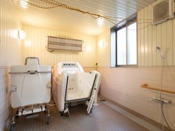 設備完備の清潔な浴室
