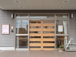 明るいエントランスの様子