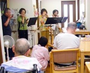 演奏が行われている居室  