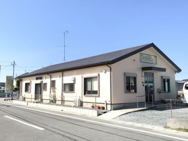 平屋建物外観 外観 住宅街に建つ、広々としたスペースを持つ平屋建ての施設です。アクセスしやすい場所にあります。