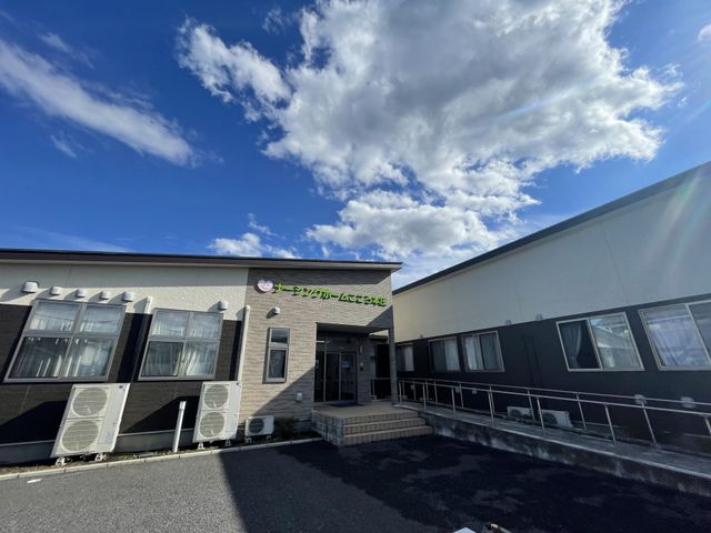 エントランスの日差し エントランス 晴れた空の下、明るく開放的なエントランスが迎えてくれます。新鮮な空気と共に、穏やかなひとときをお過ごしいただけます。