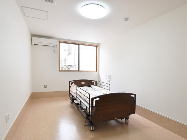 清潔な居室の一角 居室 明るく清潔感のある居室です。個々のニーズに合わせて使いやすい空間が整えられています。