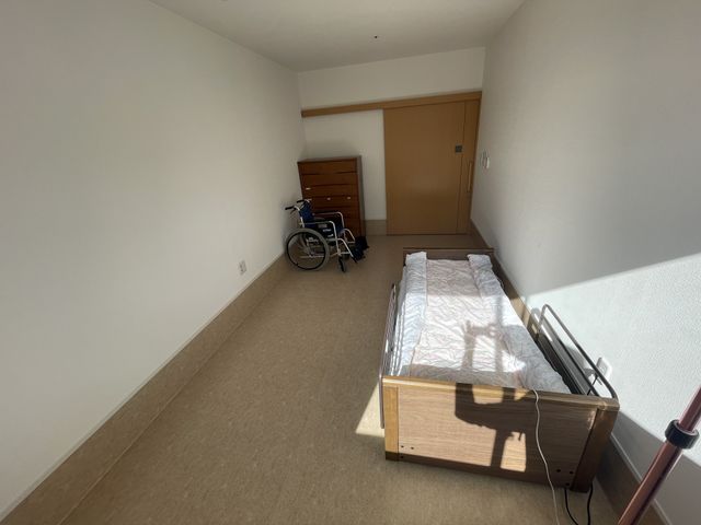 広々とした明るい居室 居室 日差しが入り込む静かな居室です。必要な備品が整っており、快適な生活空間が提供されています。