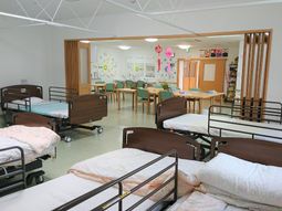 多床の明るい居室