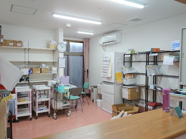 機能訓練室の整理整頓 環境 ケアの現場で役立つ道具が整然と配された訓練スペースです。必要な資材も充実しており、スムーズな業務が期待できます。