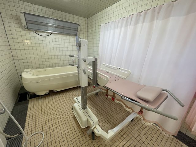 手すり付きの明るい浴室 浴室 安全を考慮した設計のバリアフリー浴室です。快適な入浴時間をサポートします。