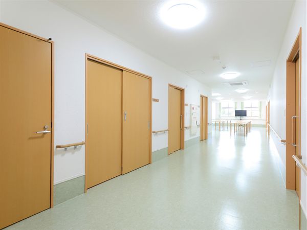 清潔な施設の廊下