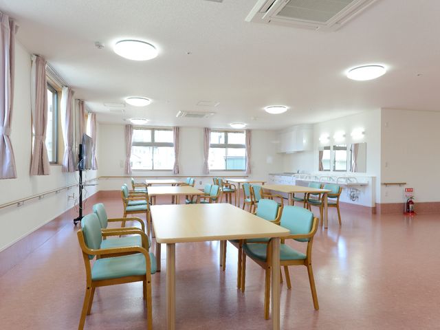 明るい食堂の空間 食堂 広々とした清潔感のある食堂です。快適にお食事を取れる環境が整っています。