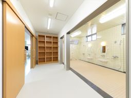 明るい浴室とその出入り口