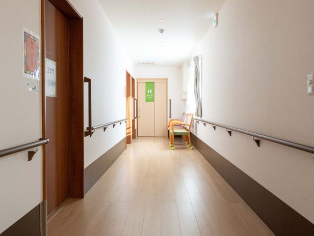手すりのある廊下 廊下 明るい照明が設備された廊下です。手すりがあり、安全に移動しやすくなっています。