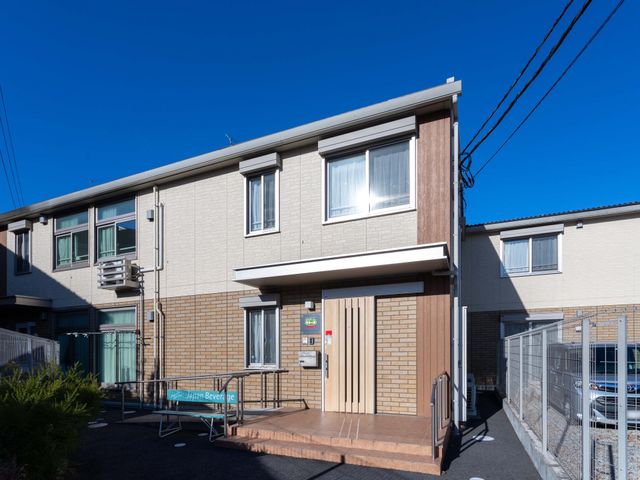 建物の外観 外観 日差しが差し込む明るいエントランスが特徴です。入り口には手すりが設置されていますので、安全に出入りが可能です。