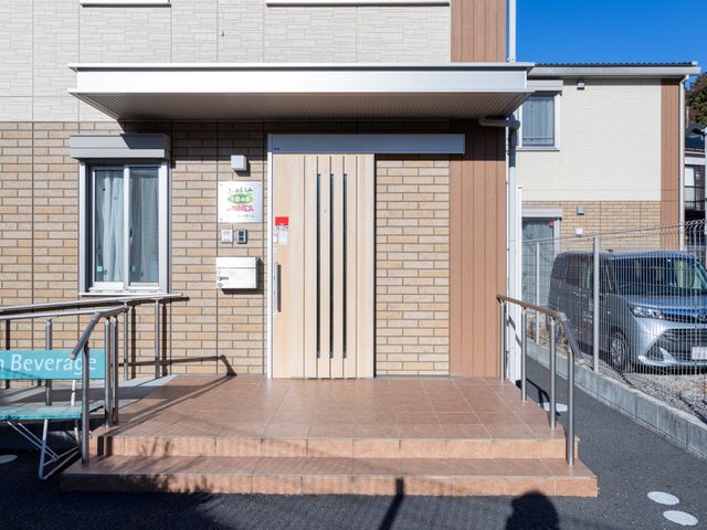 エントランスの様子 エントランス 日差しが心地よいエントランスです。スロープが設置されており、誰でも出入りが簡単になっています。