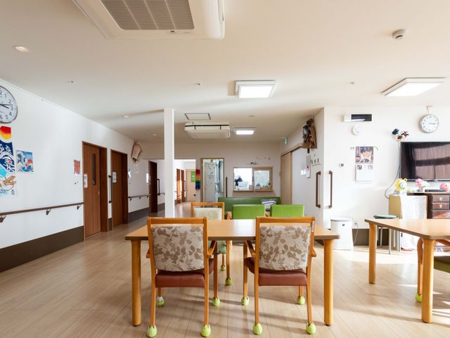 広々とした明るい室内 内観 広々とした明るい空間が広がる共有スペースです。リラックスしながら自由なひとときを過ごせます。