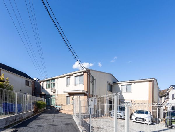 青空の下の建物外観
