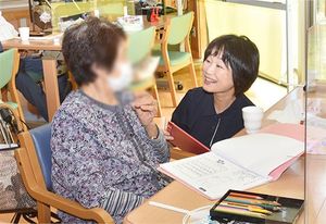 笑顔の交流の様子