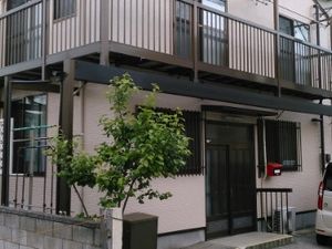 バルコニー付きの建物外観