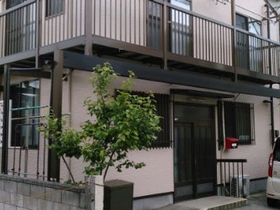 バルコニー付きの建物外観