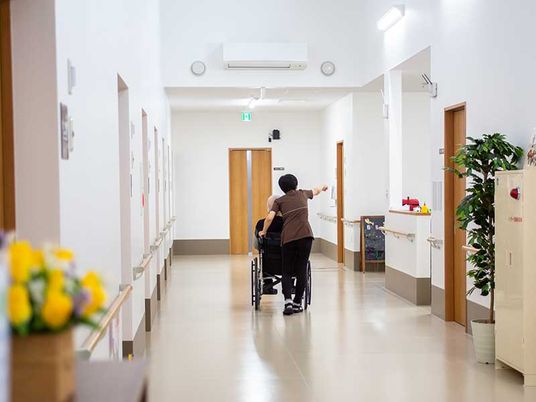 人々のいる廊下  