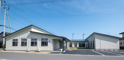 広々とした施設の外観