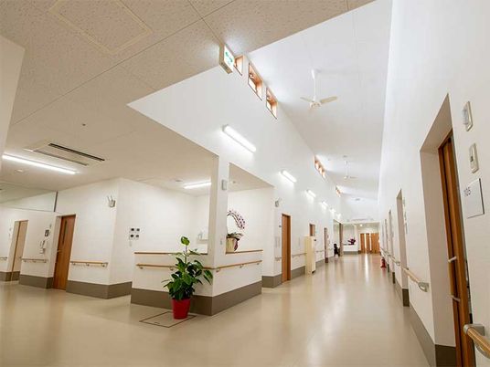照明が明るい廊下