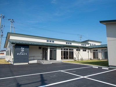 広々とした建物外観